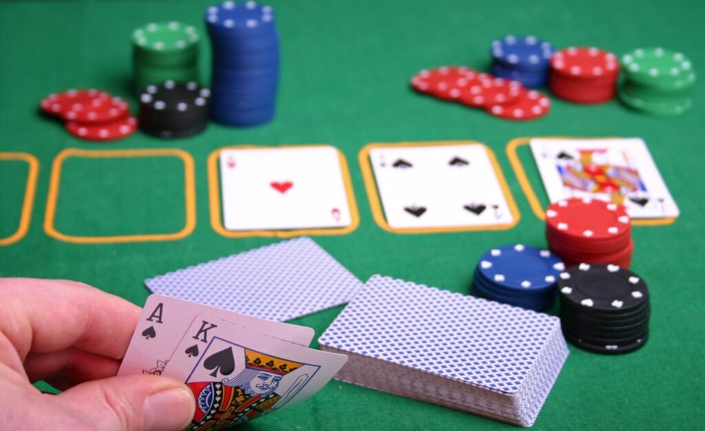 Флоп в покере - это первые три общие открытые карты борда.
